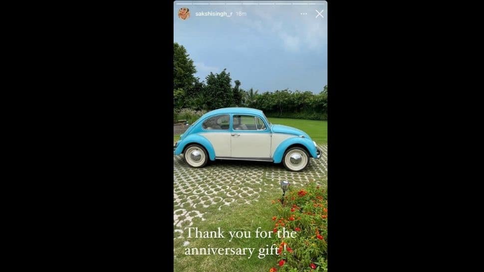 MS Dhoni gifted Volkswagen Beetle to wife Sakshi on their 11th marriage anniversary.  (source: Instagram)