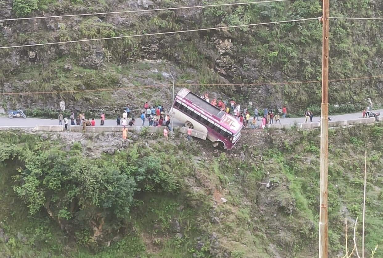 Bus in Himachal Pradesh hangs from cliff, driver rescues all 22 passengers