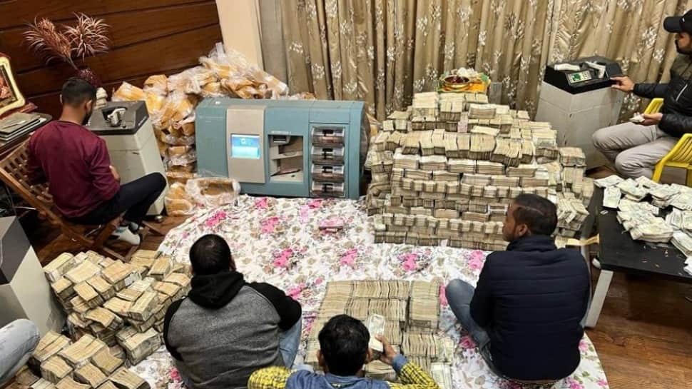 Income Tax department recovered cash worth more than Rs 150 crore by raiding the house of Uttar Pradesh businessman