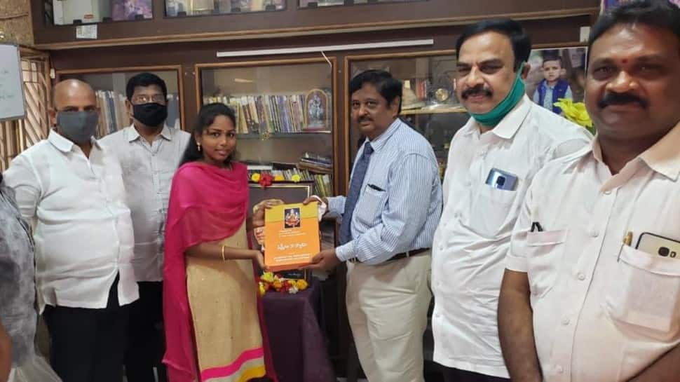 Pingali Venkayya&#039;s grandson Pingali Gopikrishna ( in tie ) being felicitated by Parimala group of colleges, Rajahmundry, Andhra Pradesh on 100th year of Tricolour ( National flag )