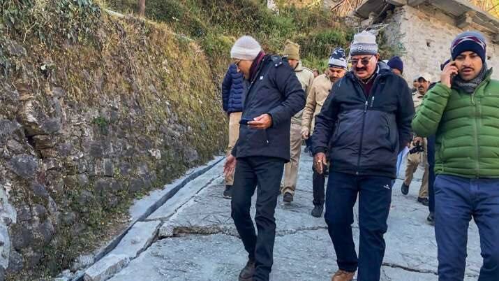 A team of senior officials and experts led by Garhwal Commissioner Sushil Kumar and Disaster Management Secretary Ranjit Kumar Sinha inspect cracks appearing in houses following landslides in Joshimath.