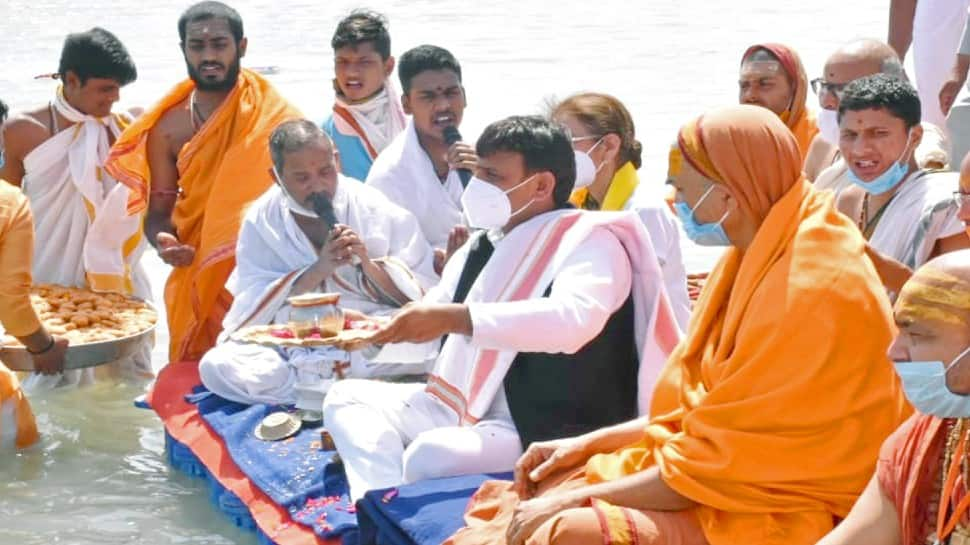 Samajwadi Party president Akhilesh Yadav offers prayers along with saints during Maha Kumbh