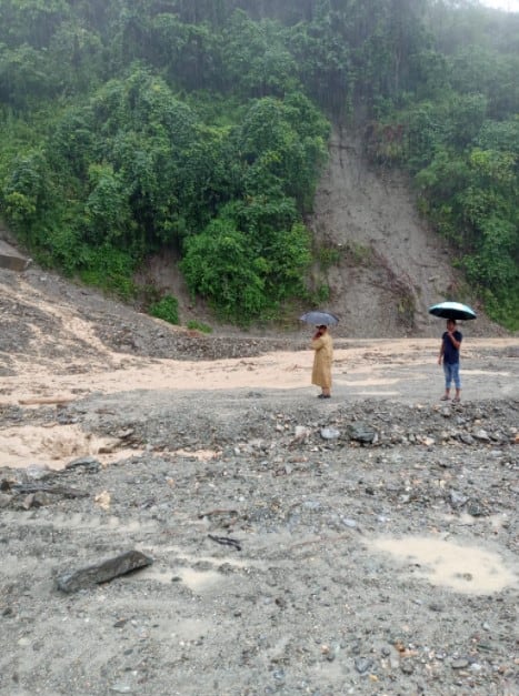 Heavy rains trigger major landslide on NH-10