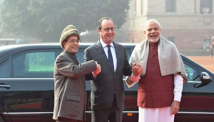 President Pranab Mukherjee (L) with his French counterpart (Centre) and PM Narendra Modi (L) at Rashtrapati Bhavan.