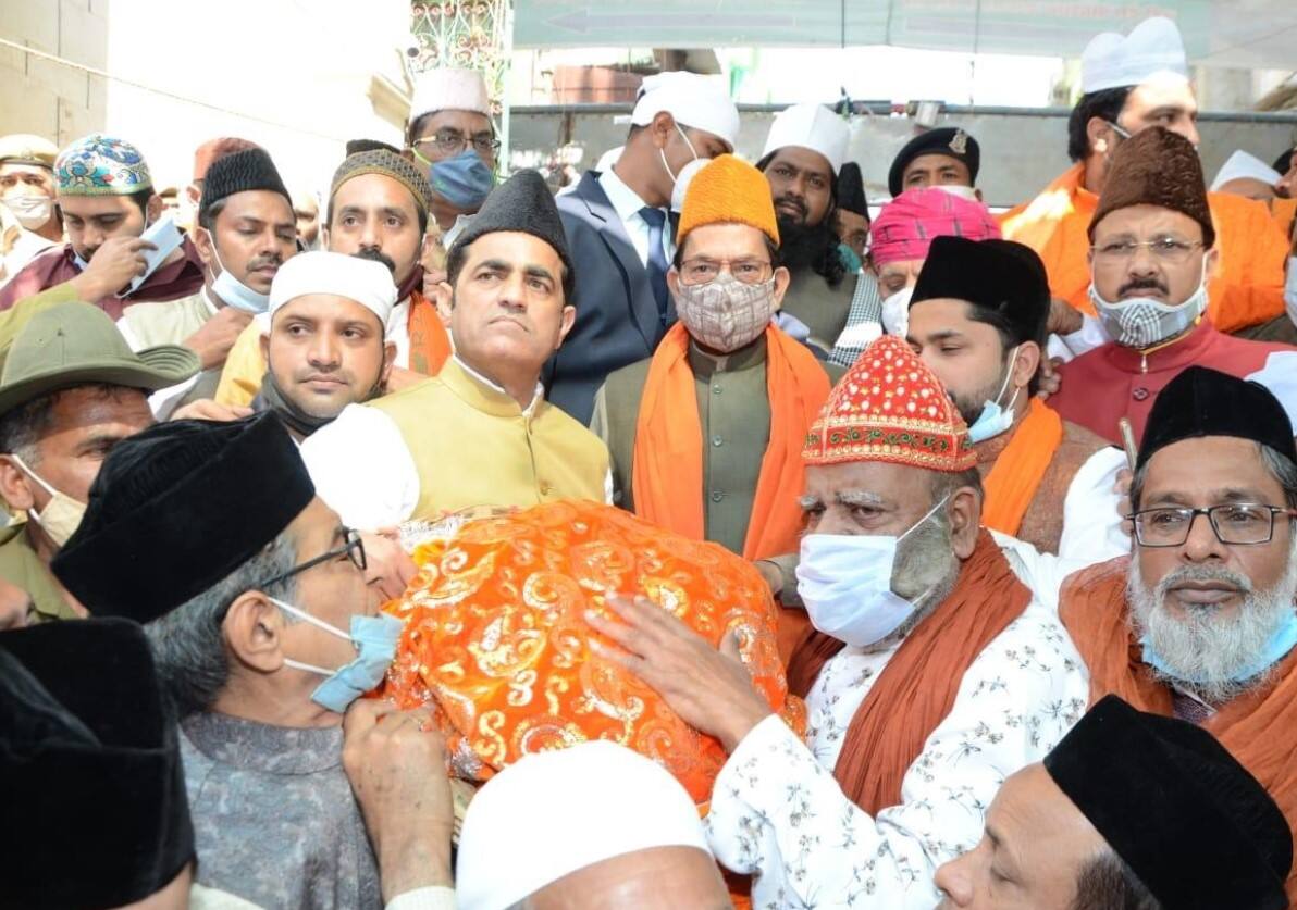 Union Minister Mukhtar Abbas Naqvi offers ‘Chadar’ at Dargah Ajmer Sharif on behalf of PM Narendra Modi