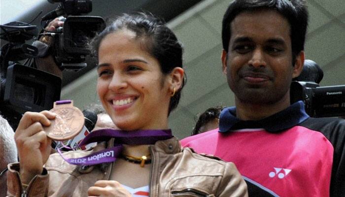 Saina Nehwal waving towards fans at the Hyderabad airport after winning Bronze in London Olympics