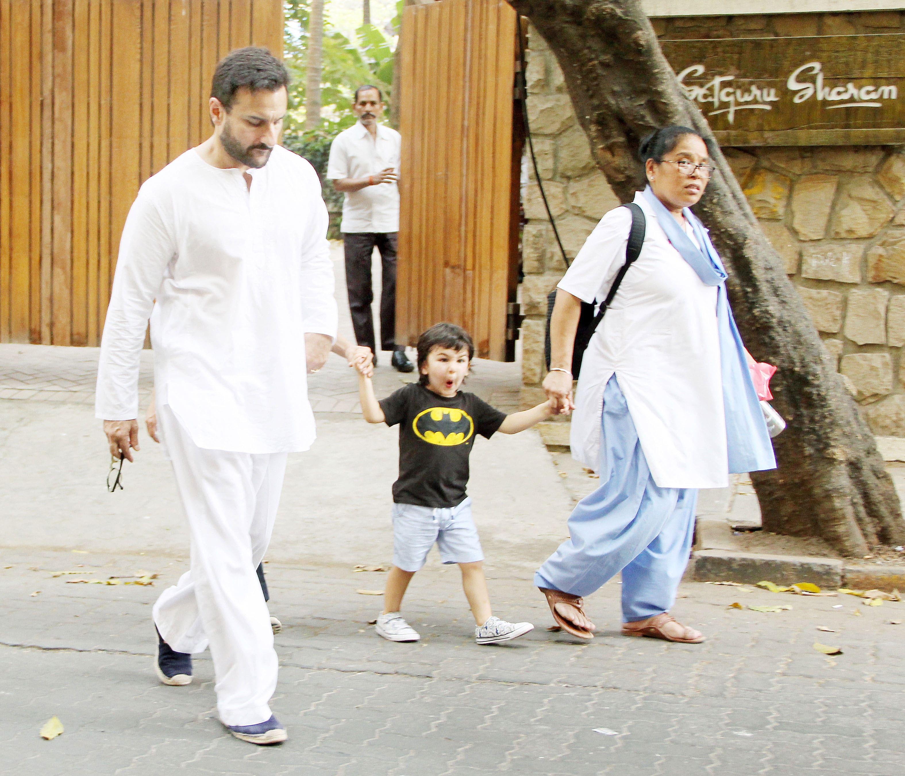 Taimur Ali Khan's funny expression on spotting the paps is worth your attention!