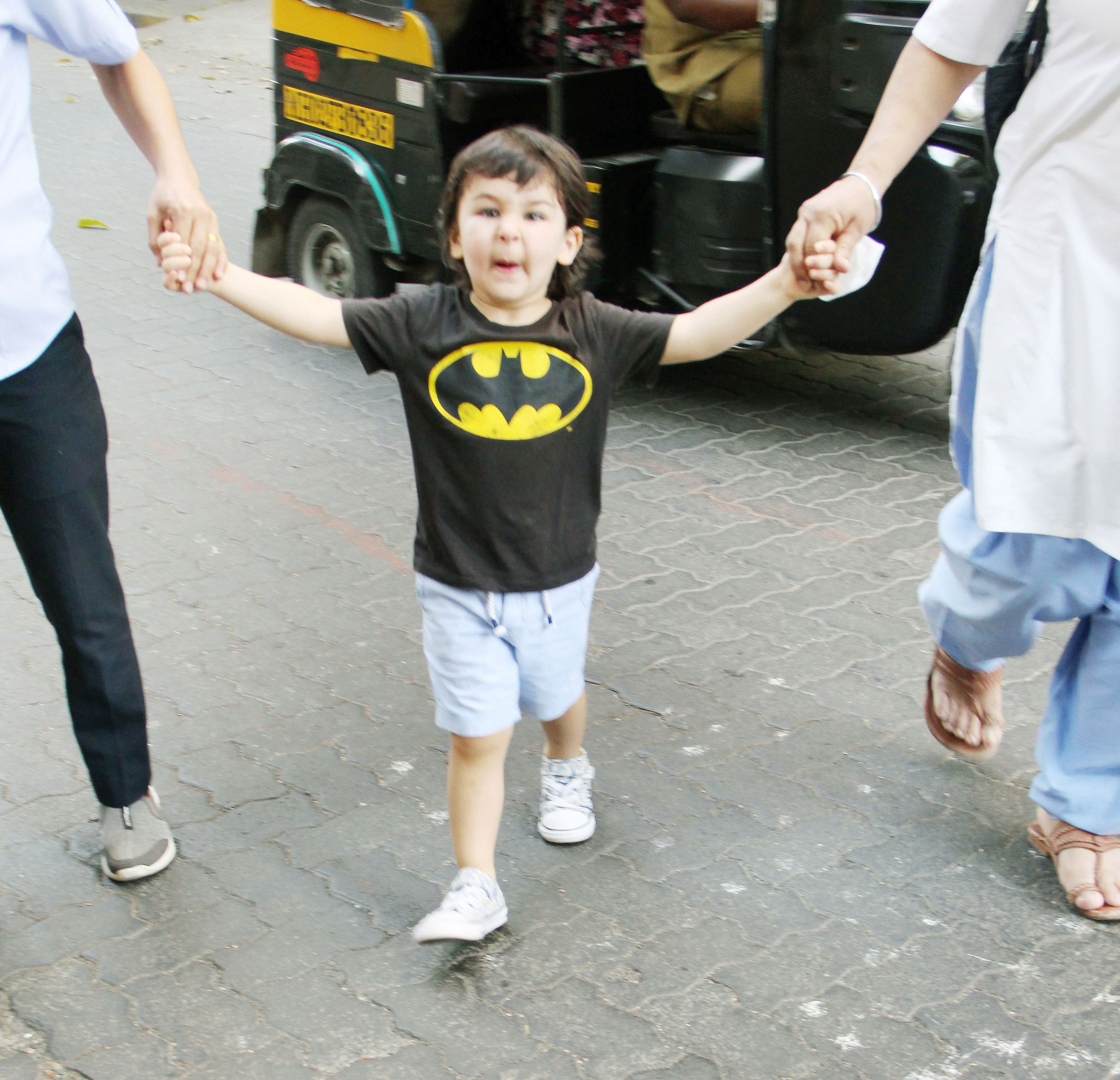 Taimur Ali Khan's funny expression on spotting the paps is worth your attention!