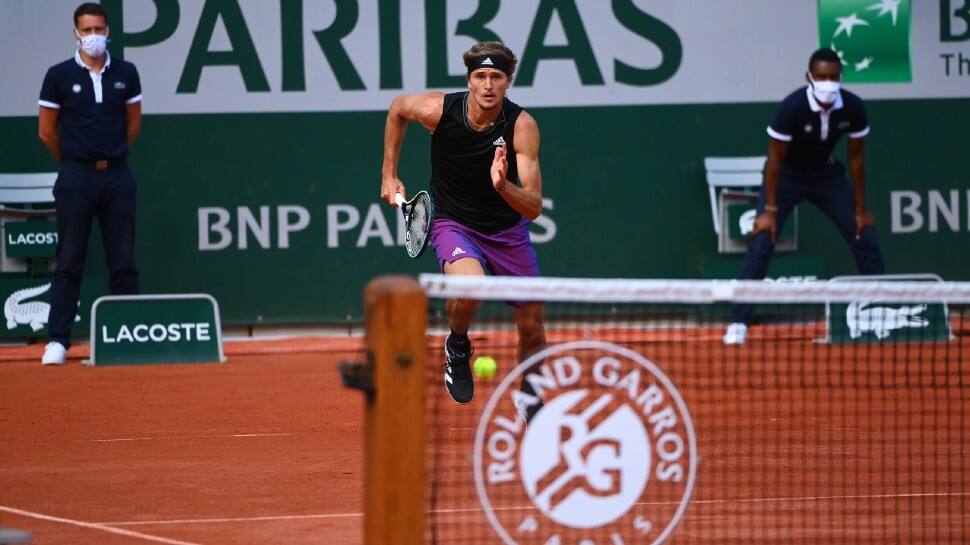 Germany&#039;s Alexander Zverev chases down a ball in his French Open 2021 quarterfinal at Roland Garros in Paris. (Source: Twitter)
