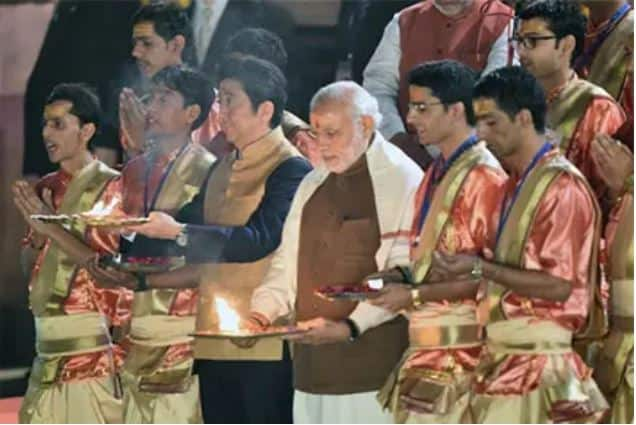 Shinzo Abe along with Prime Minister Narendra Modi attended the Ganga Aarti in Varanasi.