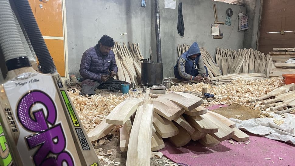 Bat makers at the factory (Source: Zee News)