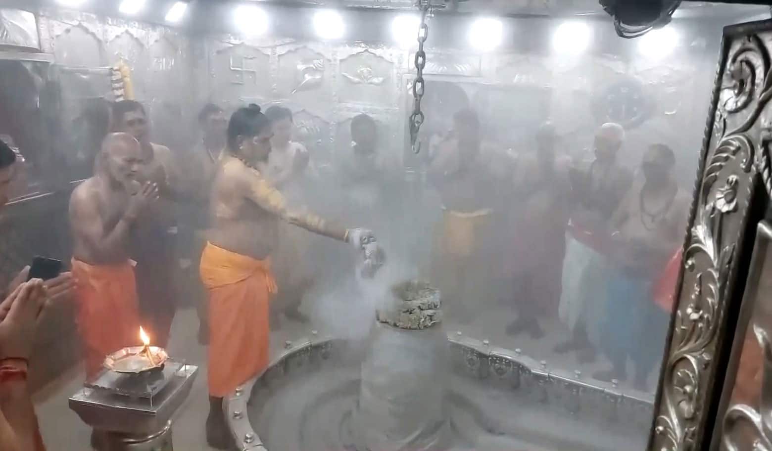 Actor Darshan Kumaar Attends Bhasma Aarti At Mahakaleshwar Temple In Ujjain | People News
