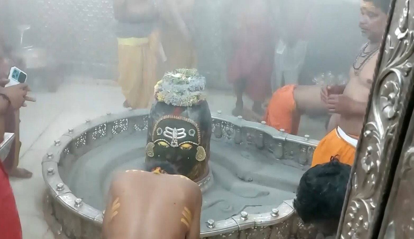 Actor Darshan Kumaar Attends Bhasma Aarti At Mahakaleshwar Temple In Ujjain | People News
