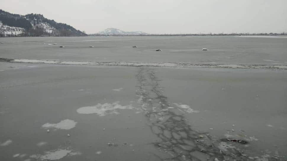 Dal lake, dal lake frozen