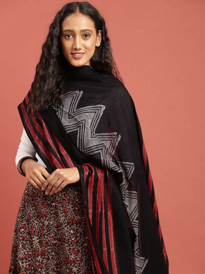 Trendy Women Dupattas at Unbeatable Prices Trendy Women Dupattas at Unbeatable Prices