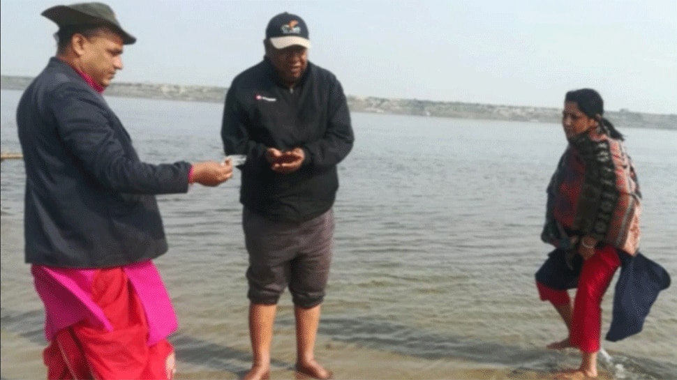 Kumar immersing Lykan&#039;s ashes in Ganga