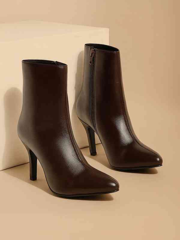 Valiosaa Pointed Toe Winter Shoes.