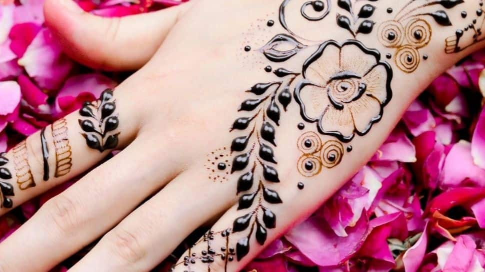 Raksha Bandhan Mehndi Design: रक्षाबंधन पर अपने भाई को मेंहदी लगे खूबसूरत  हाथों से बांधिए राखी, मेंहदी के ये लेटेस्ट डिजाइन मन मोह लेंगे