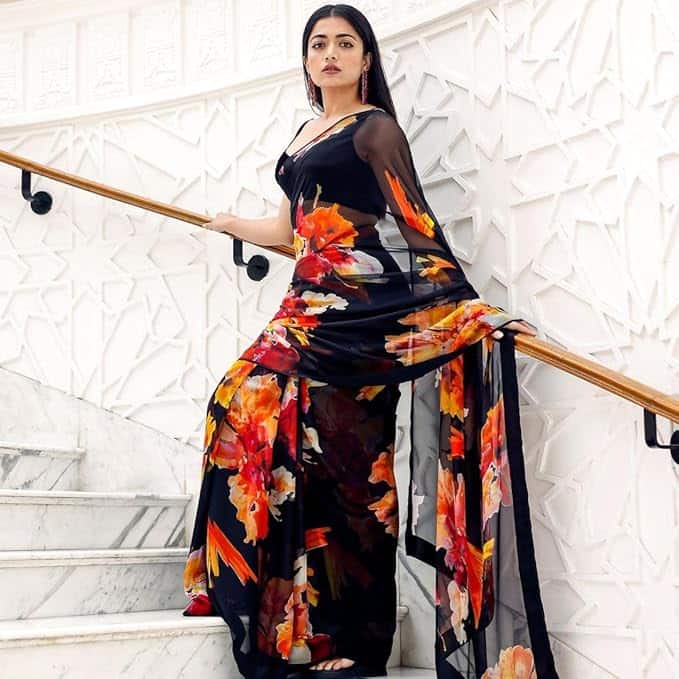RAJESHWAR FASHION Floral Leaf Printed Georgette Saree with Blouse (Black) RAJESHWAR FASHION Floral Leaf Printed Georgette Saree with Blouse (Black)