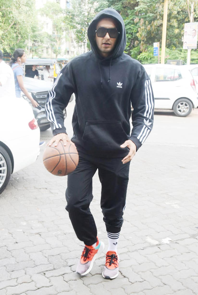 Ranveer Singh goes clean shave, flaunts a new look - Photos | People