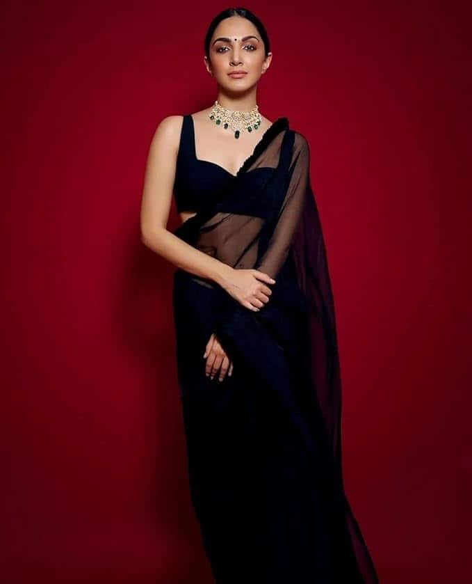 Sidhidata Plain Georgette Saree with Unstitched Blouse (Kiara Advani Black) Sidhidata Plain Georgette Saree with Unstitched Blouse (Kiara Advani Black)