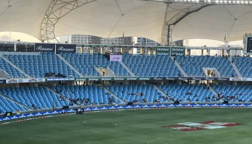 Partida do campeonato do torneio índia x afeganistão com fundo do estádio  de críquete