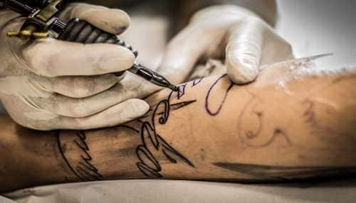 Reminders of a grim past: Kolkata turns to tattoo art to remember pandemic  losses | Kolkata News - Times of India