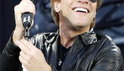 Jon Bon Jovi`s wife rushed to hospi after slicing her hand while