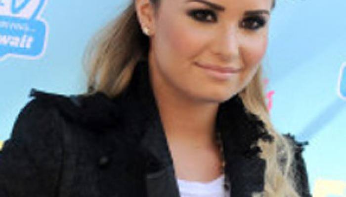 Demi Lovato Dyes Hair Silver Purple Fashion News Zee News