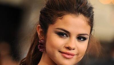 Selena Gomez dines with mystery man