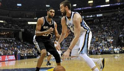 Tim Duncan`s triple-double lifts Spurs over Grizzlies
