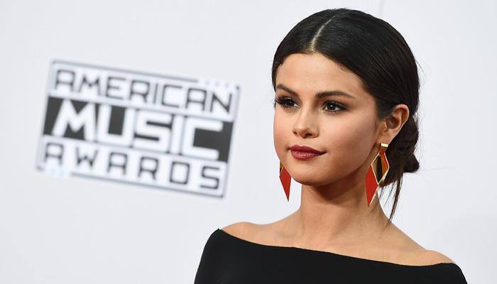 Selena Gomez fan of Jennifer Aniston Selena Gomez fan of Jennifer Aniston
