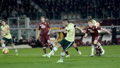 Ten-man AC Milan hold on for precious Torino point