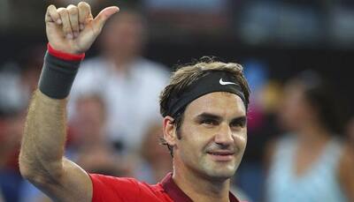 Roger Federer beats Lleyton Hewitt in short-form exhibition 