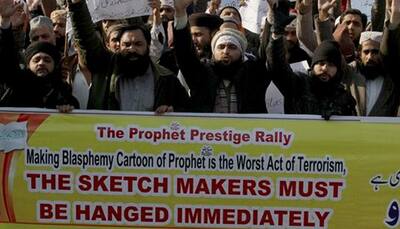 Pak protesters demand death for Charlie Hebdo cartoonists, shoot at AFP journo