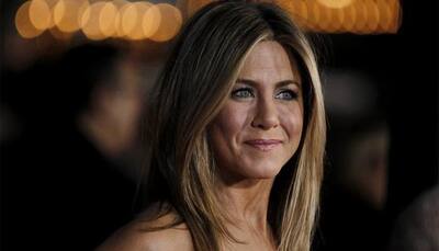 No topless photoshoot with girls for Jennifer Aniston
