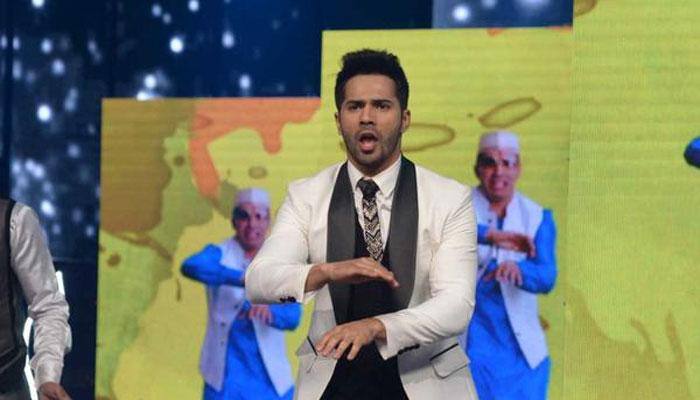 Varun Dhawan pays tribute to Bollywood dancing superstars at Filmfare