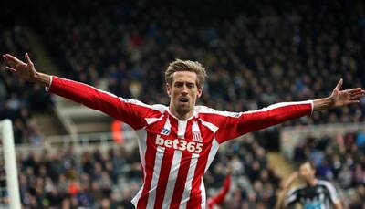 Peter Crouch`s header denies Magpies at the death