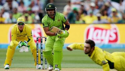 Australia vs Pakistan: Brad Haddin attempts to cheat by knocking off Umar Akmal's bails
