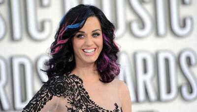 Katy Perry cuts hair