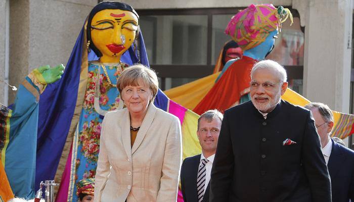 Narendra Modi gifts Madhubani painting to Hannover mayor Narendra Modi gifts Madhubani painting to Hannover mayor