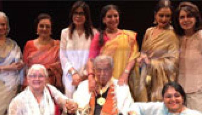 Shashi Kapoor awarded Dada Saheb Phalke Award by Arun Jaitley at Mumbai&#039;s Prithvi Theatre