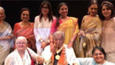 Shashi Kapoor awarded Dada Saheb Phalke Award by Arun Jaitley at Mumbai's Prithvi Theatre