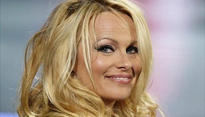 Pamela Anderson strips off to mimic 'Psycho' shower scene