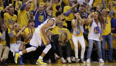 Stephen Curry powers Warriors past Rockets in opener