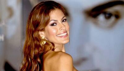 Eva Mendes drives wrong way on one-way street, causes chaos