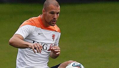 Ron Vlaar out for four months after knee operation