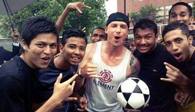 Dale Steyn plays barefooted football with Bangladeshi kids