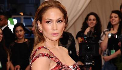 With whom was Jennifer Lopez enjoying dinner date?