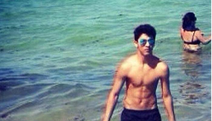 Aryan Khan&#039;s abs - Like father Shah Rukh Khan, like son!